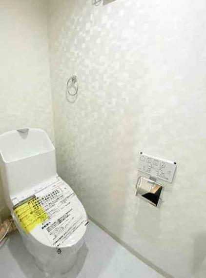 温水洗浄便座一体型トイレ　フロアタイル貼替
