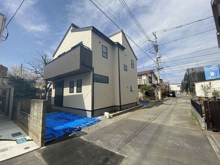 現況外観写真 建物が完成しましたので室内のご見学予約スタート。当日のご見学予約も大歓迎です。お気軽にご連絡ください。他にもインターネットに掲載していない情報も沢山ありますので、比較で併せてご見学ができます。