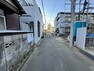 現況写真 周辺は住宅が建ち並ぶ閑静な住宅街です。