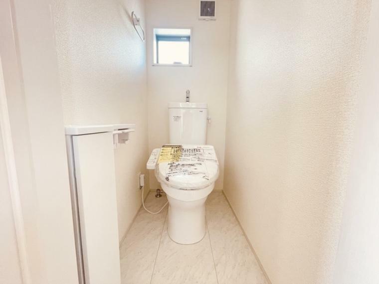 トイレ 2階トイレ。ウォシュレット機能を標準装備。