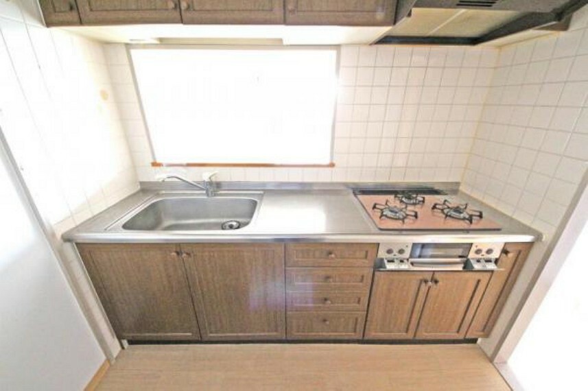 キッチン 3口コンロで時短調理、上部にも下部にも収納があり使い勝手の良いキッチンです。