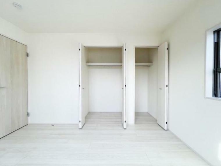 収納 3階6.0帖の洋室は収納が2つ！用途に合わせて綺麗に収納出来ます。