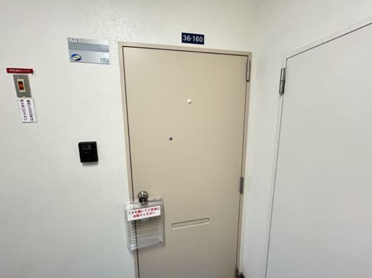 玄関 【リフォーム済】玄関ドアはクリーニングと鍵交換を行いました。モニター付きのインターホンが設置されているのでセキュリティの面でも安心ですね。