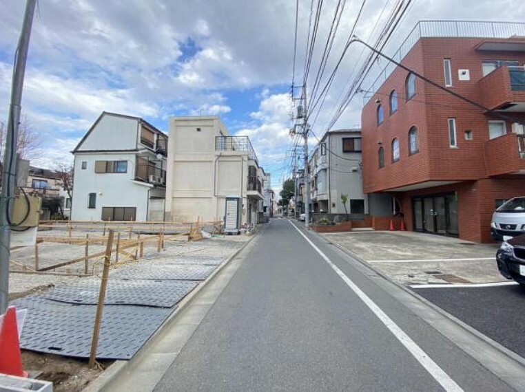 現況写真 前面道路は車通りの少ない道です。小さなお子様も安心してお過ごしいただけます。