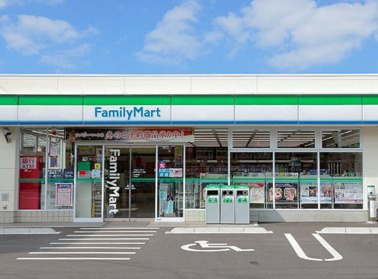 コンビニ ファミリーマート市川駅東店 徒歩2分。