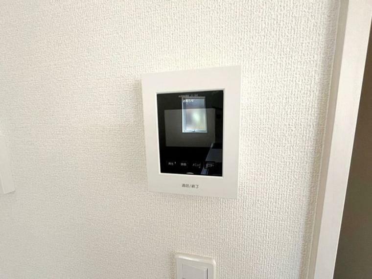 防犯設備 カラーモニター付インターホンは来客者のお顔が見えるので防犯性もあり安心です。ボタン一つで応答できるので家事の最中の来客でも簡単に出られます。