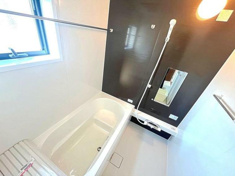 浴室 浴室暖房乾燥機付き。カビ予防に換気扇を回すのが一般的ですが、浴室乾燥機の換気・温風機能は換気だけのときよりもすばやく湿気を取り除いてくれるので、よりカビ対策の効果が高いです。
