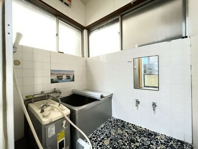 浴室 お風呂には窓があり明るく清潔な空間へ。洗い場も広く、毎日の疲れを取る癒しのバスルームです。