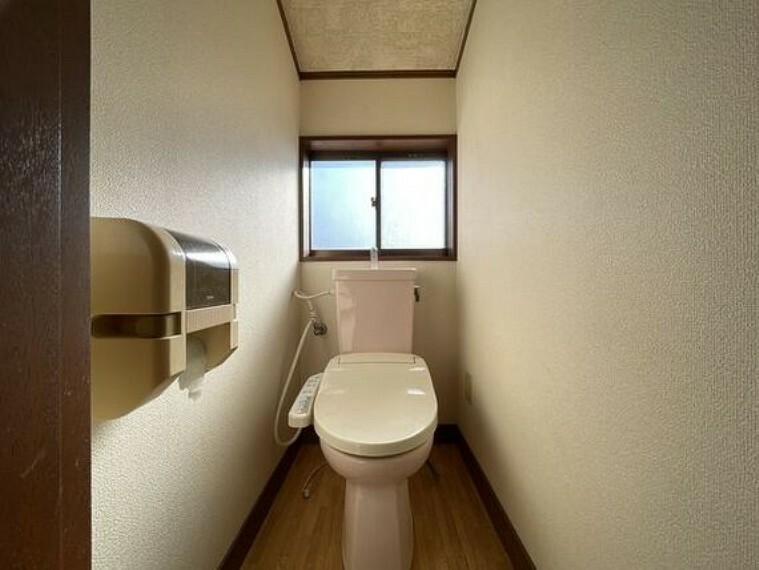 トイレ 換気と明るさに配慮した、清潔感溢れるトイレ。落ち着いた空間で安らぎのひとときをお過ごしいただけます。