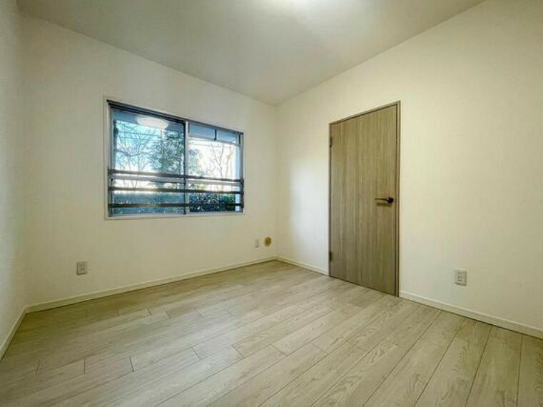 洋室 腰高窓のため家具を配置しやすく、お部屋作りの幅が広がりそうです。