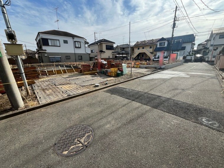 現況写真 住宅用の土地では前面道路に2m以上接していなければならないと法律で定められています。しかし、お持ちの車のサイズやライフスタイルなどにより、2mでは利便が悪い場合もございますので、事前に確認しましょう。