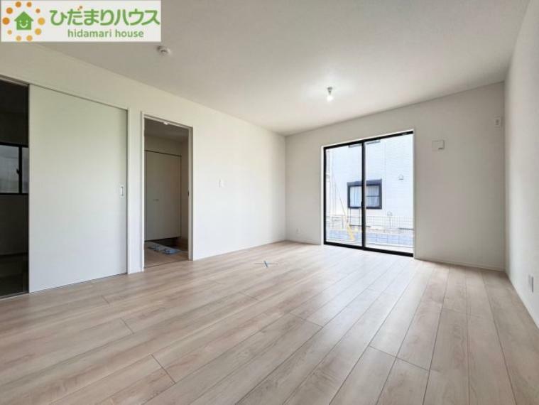 居間・リビング リビングの大きい窓からの光が入って開放的なレイアウト。 明るい色の床なのでどんな家具にもマッチします 彡