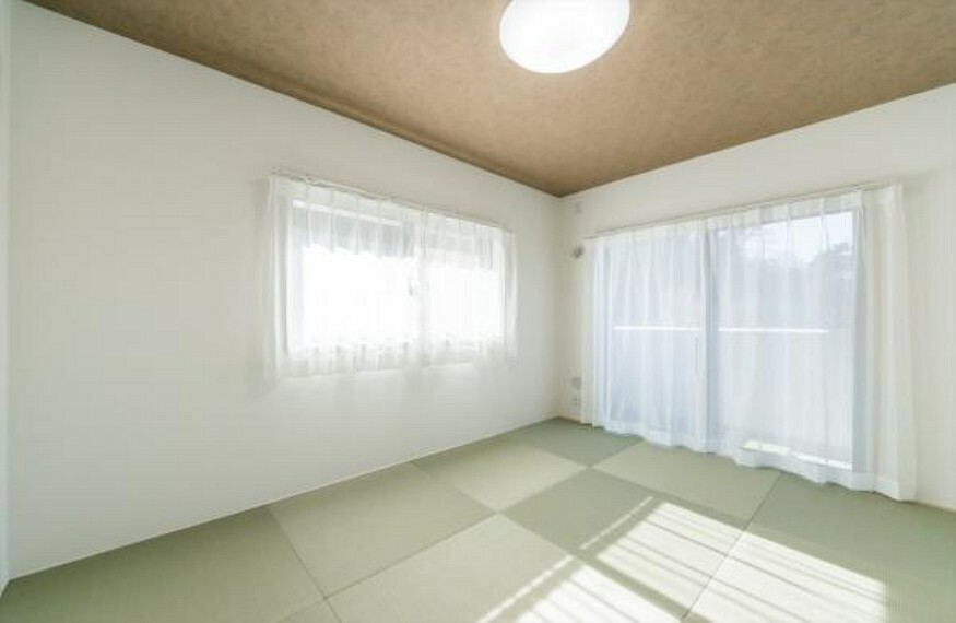 和室 「癒しの畳空間」 角部屋で明るい和室。客間や寝室にも便利な和室。 一部屋あると嬉しい。それが和室。