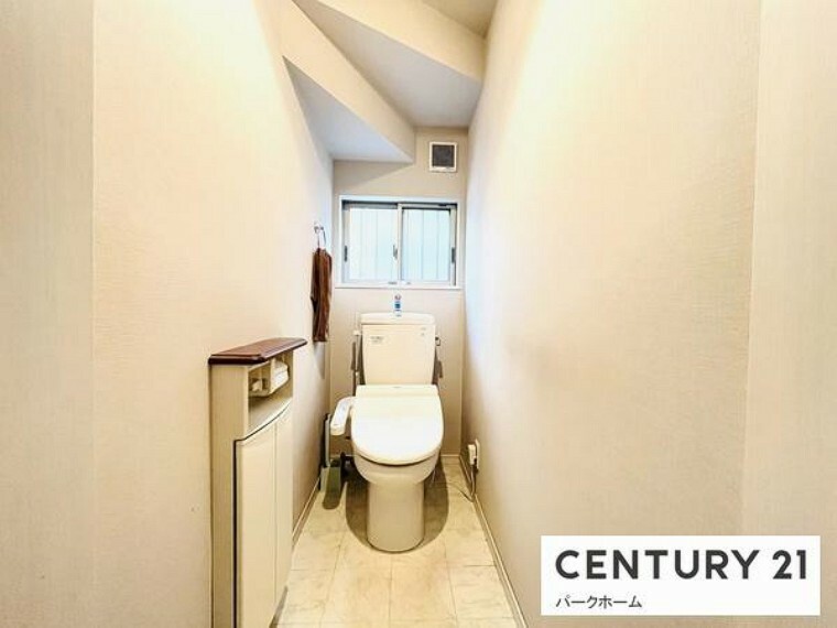 トイレ 【トイレ】 スッキリとしたデザインの温水洗浄便座付きトイレ！