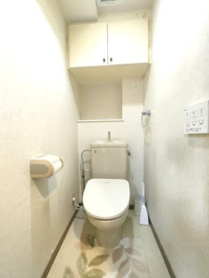 ・トイレ 　上部のキャビネットにランドリーグッズやタオルを収納できます。