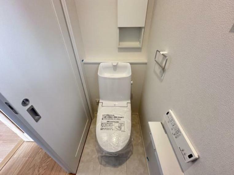 トイレ ■■Toilet■■ 清潔な空間を保ちたいトイレはオフホワイトでまとめました。毎日使う場所だからこそお手入れも楽々にできる機能が搭載されております。汚れが付着しにくい便器はお掃除も楽々です。