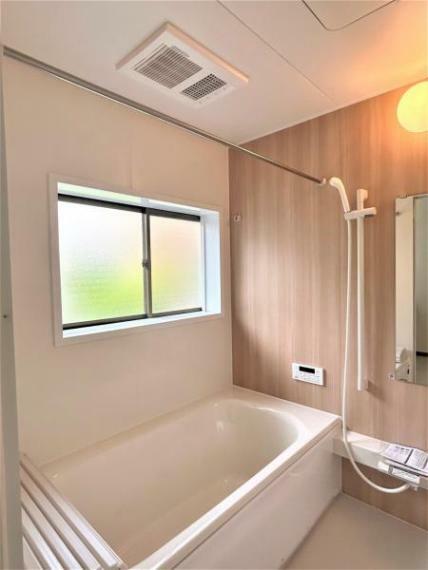 浴室 【リフォーム済】ユニットバスは新品に交換します。浴槽は大人も足を伸ばしてゆったり浸かれる広さです。