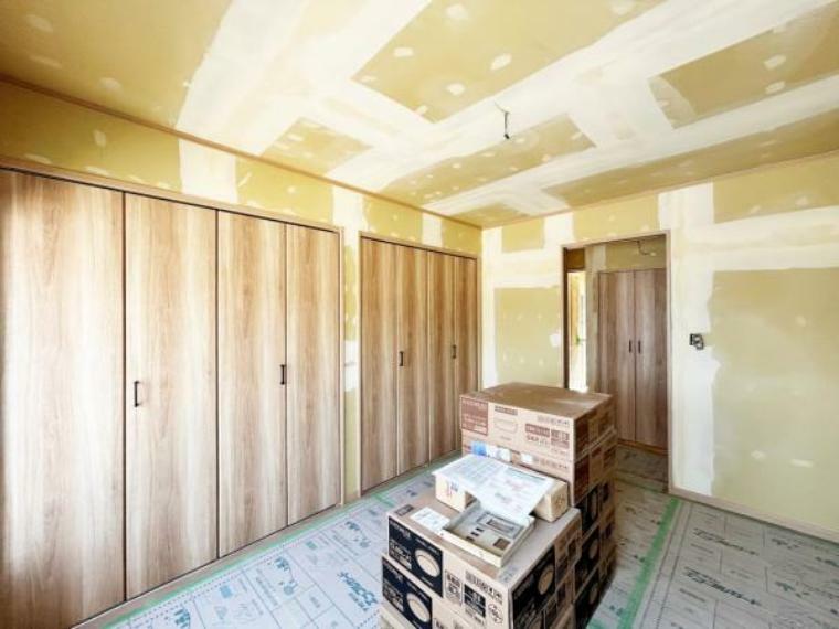【リフォーム中・南東側洋室】新たにクローゼットを作り、使いやすいお部屋に生まれ変わります。床はフローリング仕上天井と壁はクロスの張替えを行います。