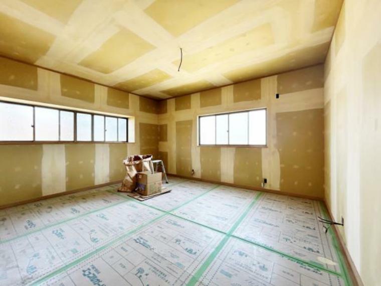 【リフォーム中・北側洋室】床はフローリング仕上天井と壁はクロスの張替えを行います。