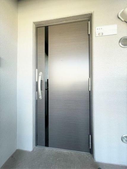 玄関 【玄関】玄関の鍵は新品に交換しております。新品なので防犯面でも安心できますね。