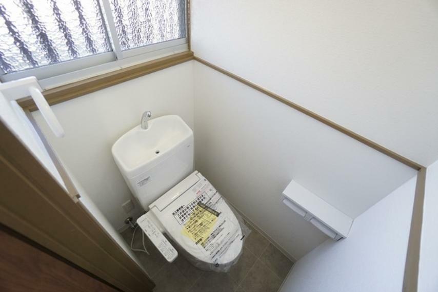 トイレ 温水洗浄機付トイレです。袖リモコンタイプのウォシュレット付き。採光も確保されており、明るく清潔感があります＾＾