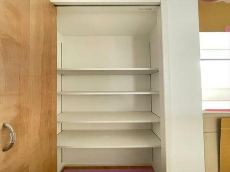 収納 パントリーは、キッチンに隣接して設けられる収納スペース。 食品や飲料のほか、日常使う頻度の少ない調理器具や什器類をストックできます。（2024.4.29撮影）