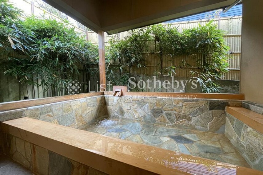 浴室 露天風呂付き。湯河原の温泉が楽しめる贅沢な私邸。