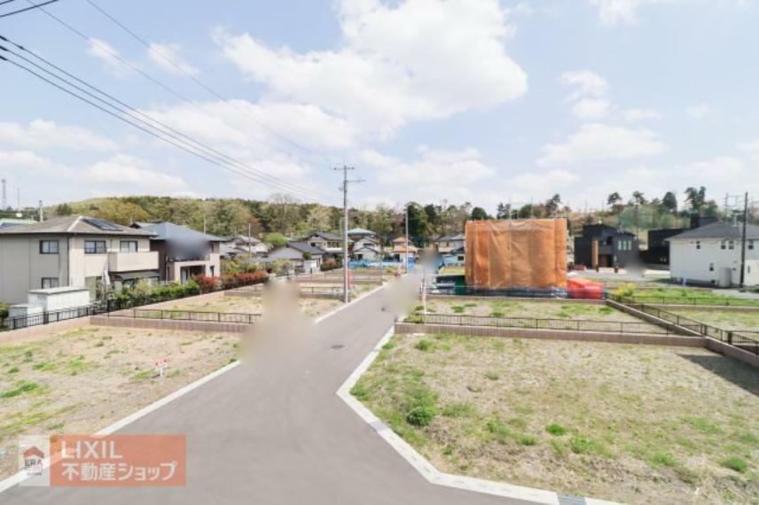 眺望 【建物からの眺望】現地完成写真。バルコニーからの景色。十分な間隔が確保されております。