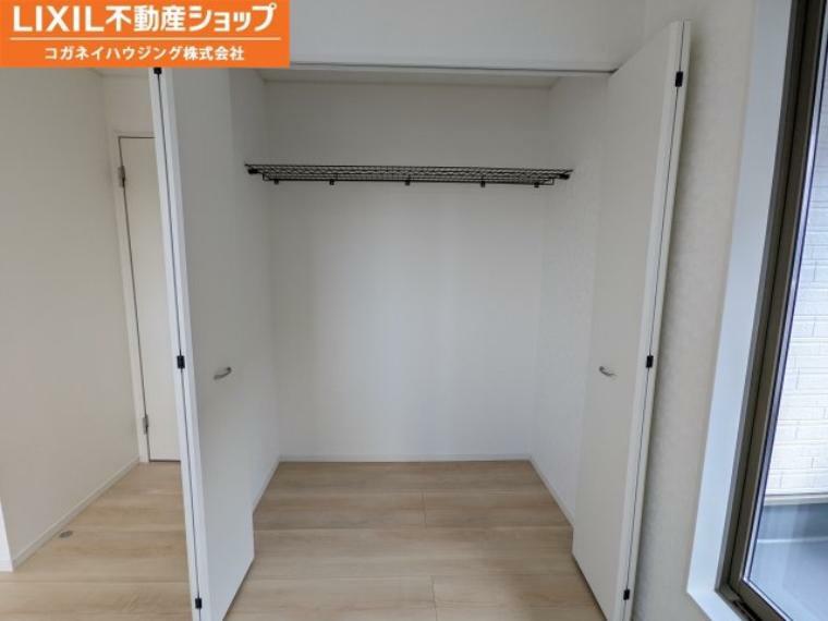 収納 収納も各部屋にございます。パイプハンガー付いてますので、コートやスーツなども楽々収納可能です。