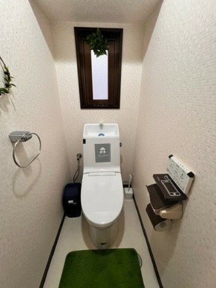 トイレ シンプルで衛生的な白と基調としたトイレです。温水洗浄便座になっており、換気も出来る窓があります。掃除のしやすいフロアなので、清潔で快適なトイレ空間を保つことが出来ます。こちらは玄関の横にあります。