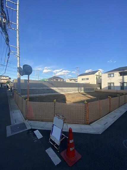 現況写真 【現地】現況更地です。建築条件はございません。敷地内に電柱・カーブミラーあります