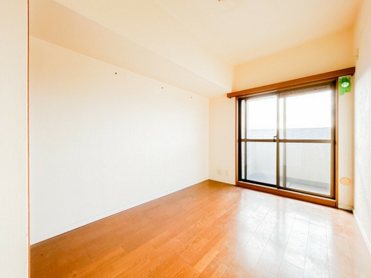 洋室 各居室も窓付きで明るい住空間を確保、収納も完備しております。