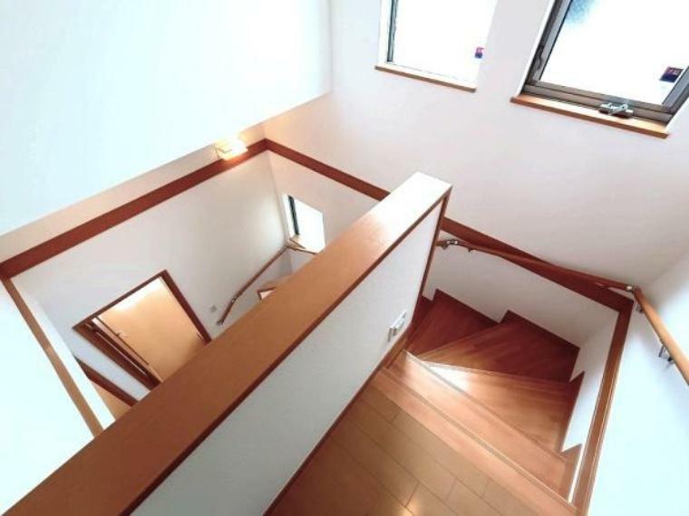 階段は明るく開放感のある吹抜仕様です。お子様やご年配の方もゆっくり上り下りができ、安心して移動することができますね。