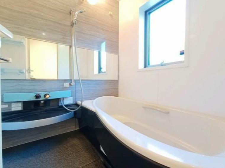 浴室 落ち着いた空間を演出するカラーとゆったりお使い頂ける広さが魅力のバスルーム。浴室には浴室乾燥機も付いており、いつでも快適で心地の良いバスタイムを実現できます。