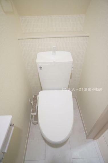 トイレ 2号棟:白を基調とした、清潔感のある水廻りです。（2024年04月撮影）