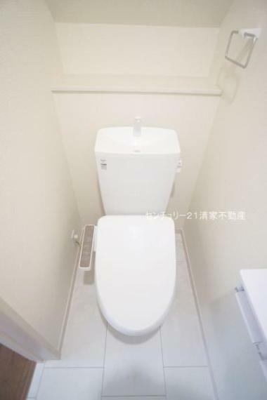 トイレ 1号棟:白を基調とした、清潔感のある水廻りです。（2024年04月撮影）