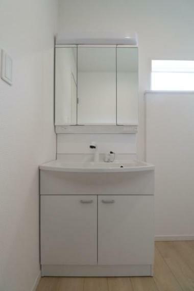 洗面化粧台 三面鏡付きの洗面台です。鏡裏にも収納可能。