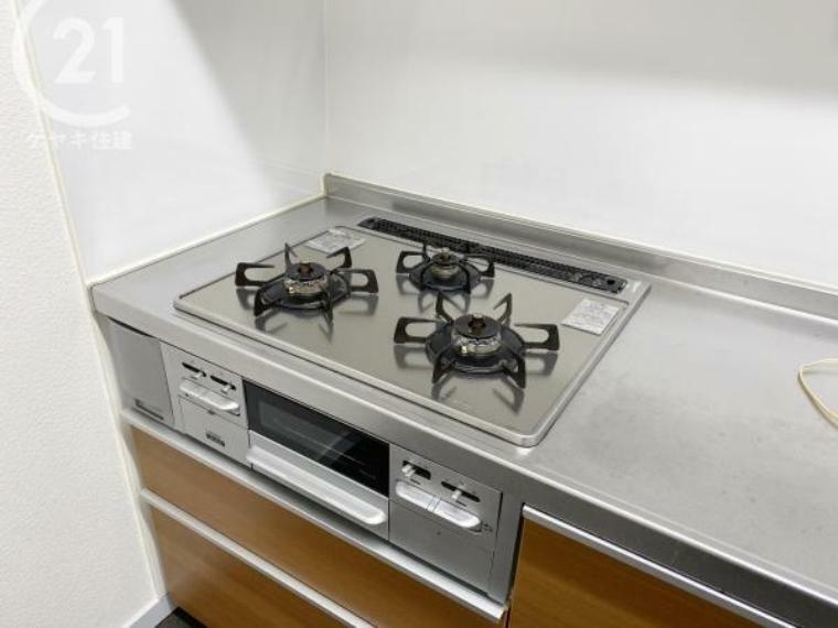 ダイニングキッチン から炊きにより一定の温度に達すると自動で火を止めてくれる安心機能、過熱防止センサー付3口タイプ。
