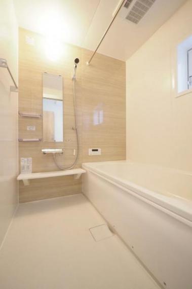 浴室 ■浴室■　浴室乾燥機が付いた広々としたバスルーム。ナチュラルテイストなアクセントクロスが映える空間で、毎日のリラックスタイムをお過ごしください