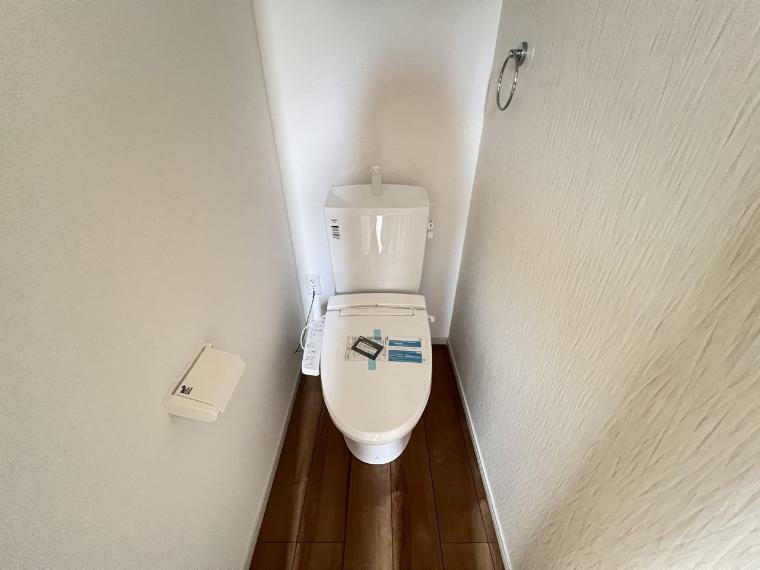 トイレは各階にご用意。ウォシュレット機能付き（1号棟）