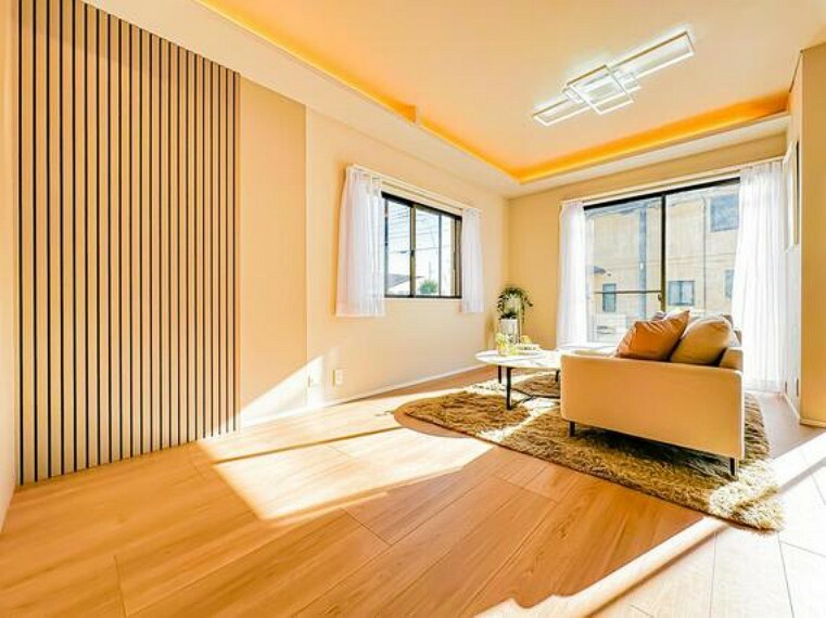 居間・リビング 日当たり良好なLDKは、温かな陽光と爽やかな風が通り抜ける安息の住空間。帰ってきたくなる場所、安心できる場所として住まいにおける役割は重要です。デザイン性の高い照明と内装が自慢できそうなリビングです。