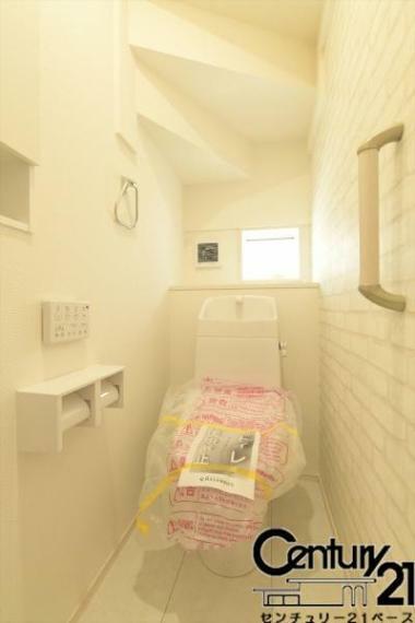 トイレ ■現地撮影写真■1・2階共に便利な温水洗浄便座付きです！