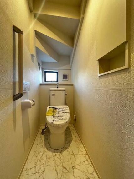 トイレ 白を基調としたトイレは清潔感を感じさせくつろぎの空間へ導きます 小窓が閉塞しがちなトイレを明るく演出してくれます