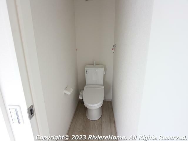 【2号棟　室内撮影】　トイレ<BR/>標準装備ウォシュレット機能/お手入れ楽々ハイパーキラミック仕様