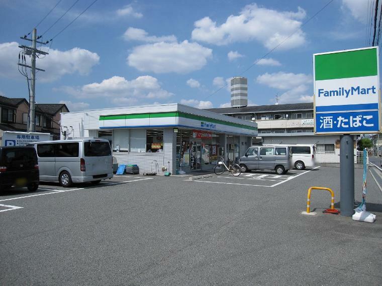 コンビニ 【ファミリーマート羽曳野伊賀店】 24時間営業。急な買い物も気軽に行くことができる便利なコンビニエンスストア。お買い物はもちろん、コンビニ決済のお支払いや、荷物の配送の際にもご利用いただけます。