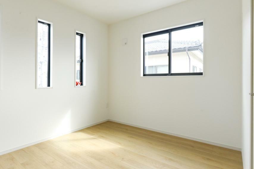 洋室 南向きの窓からは暖かな陽光が広がり、プライベートルームを快適にお使いいただけます。