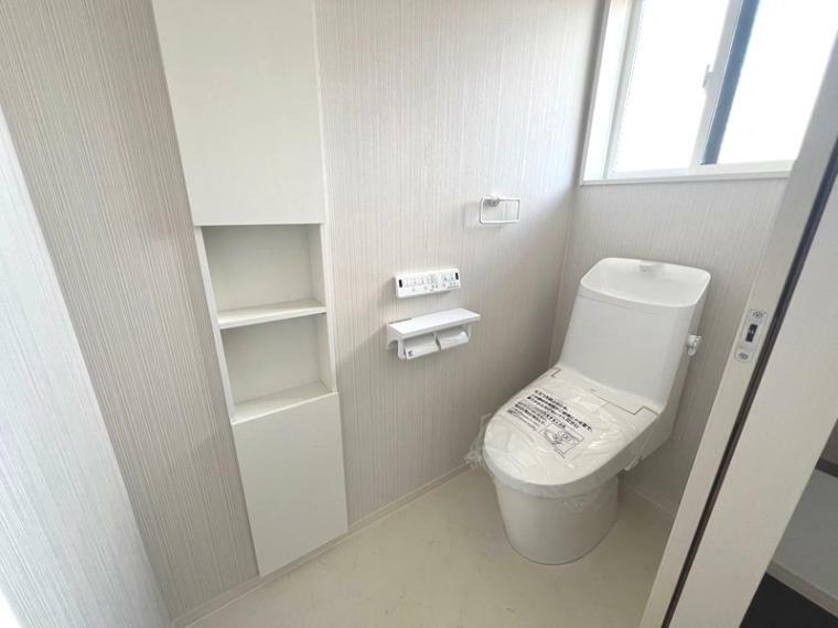 トイレ 久喜市鷲宮（全10区画）B号棟　トイレ　フチレス形状やお掃除リフトアップ機能などお手入れのしやすさが特徴。壁設置型のリモコンと2連紙巻き器が備え付けとなっている超節水タイプのシャワートイレです。
