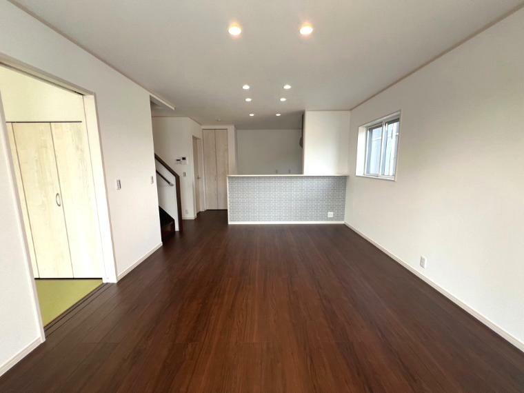 居間・リビング 久喜市鷲宮（全10区画）B号棟　LDK16.1帖　一階と二階の行き来がスムーズで家事がしやすいリビングイン階段を採用しています。