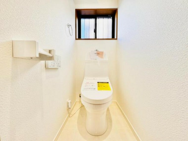 トイレ 小窓付きで換気も十分に可能なウォシュレット付きトイレ