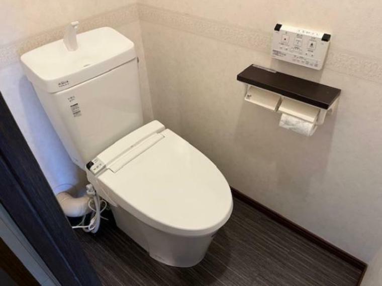 温水洗浄便座付きトイレ。小物を整理できる棚が付いています。